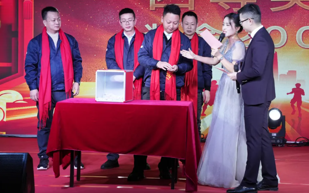 黄石腾博会官网2024年终晚会：凝心聚力，共创鲜丽！